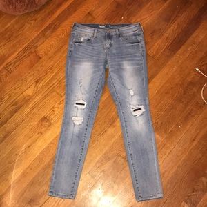 MOSSIMO MID-RISE LIGHT WASH RIPPED JEANS